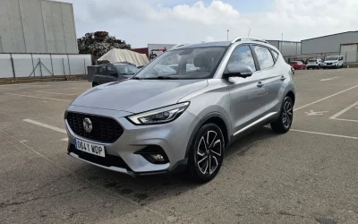 MG ZS Luxury 1.5 106 CV gris plata: vista exterior delantera