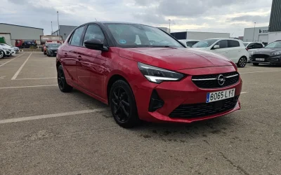 Opel Corsa GS Line 100 CV rojo, vista delantera en Menorca