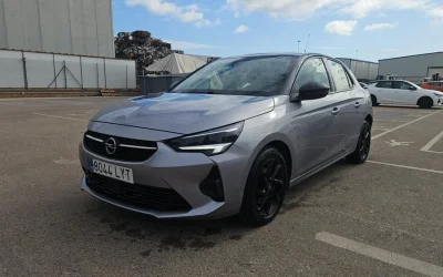 Opel Corsa GS Line 2022 gris con techo negro, vista frontal izquierda