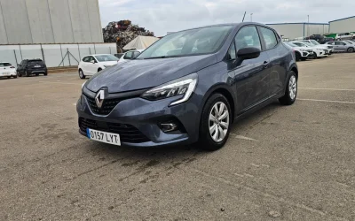 Renault Clio gris, vista delantera en Menorca